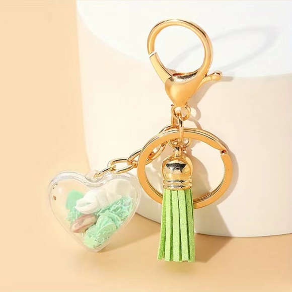 Green Confetti Shell Heart Keychain โ New - Picture 1 of 2